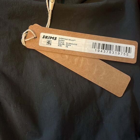 Skims NWT Everyday Sculpt Midthigh Short in Onyx XS - Picture 6 of 6